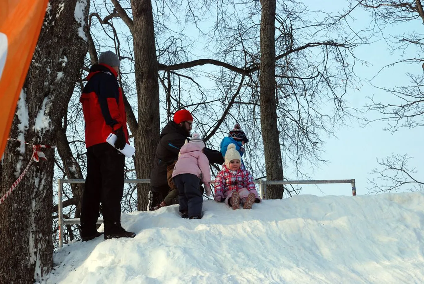 Vallikäärus toimuv jääfestival tõmbab ligi nii suuri kui väikeseid.