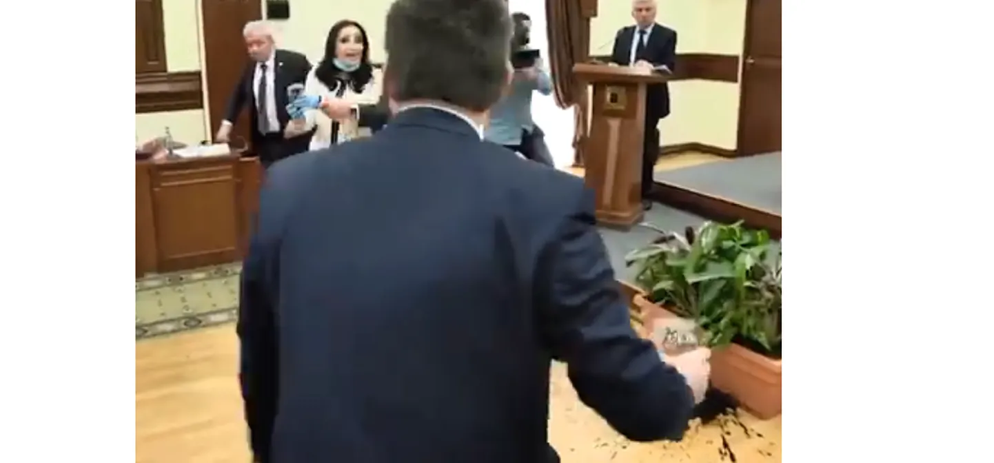 Jerevani linnavolikogus tuliseks kiskunud vaidlus.