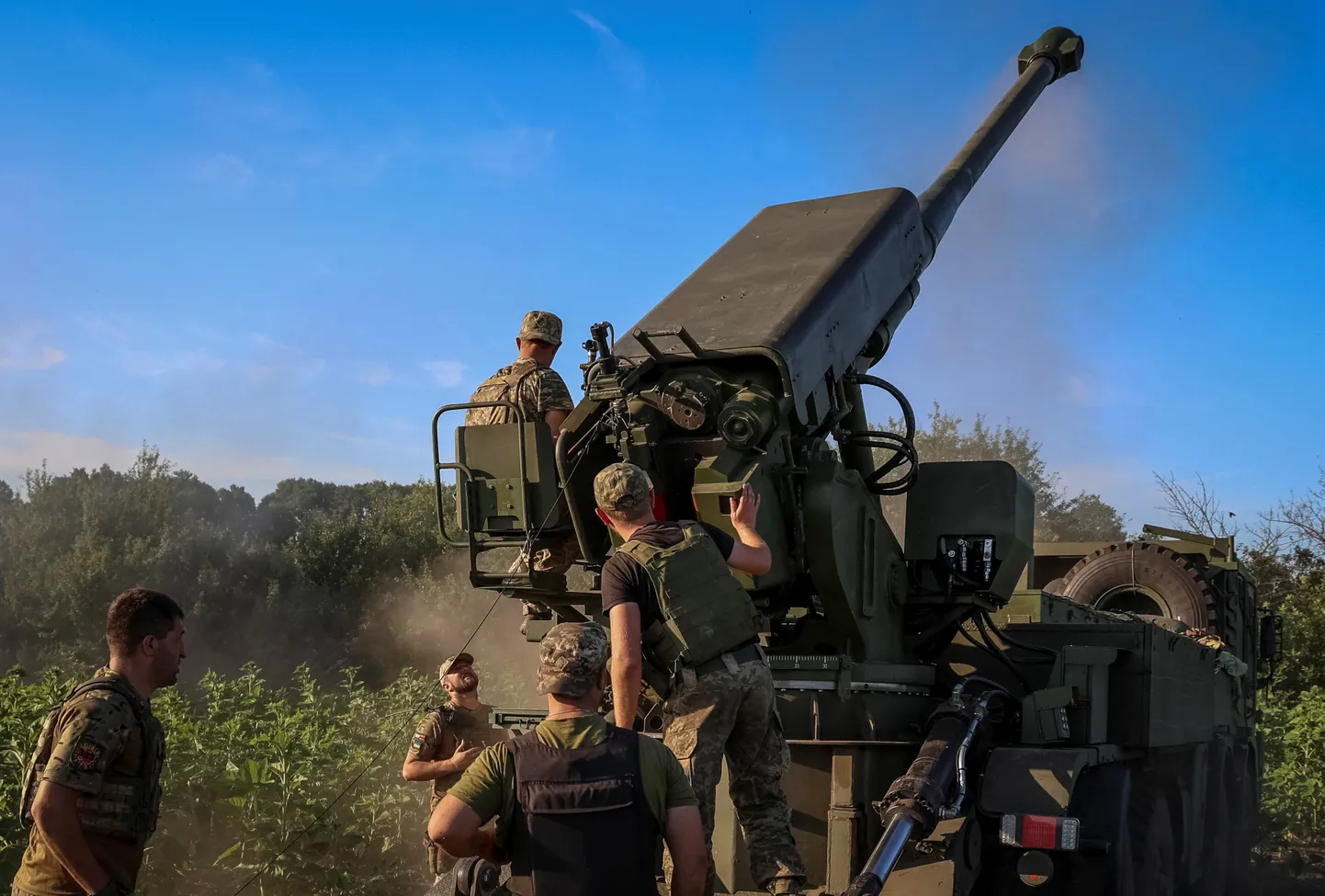 Ukraina sõjaväelased valmistuvad tulistama 2C22 Bohdana haubitsaga Vene üksuste positsioone.