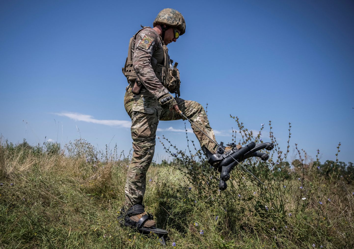 Ukraina relvajõudude sõdur miinipuhastusväljaõppel