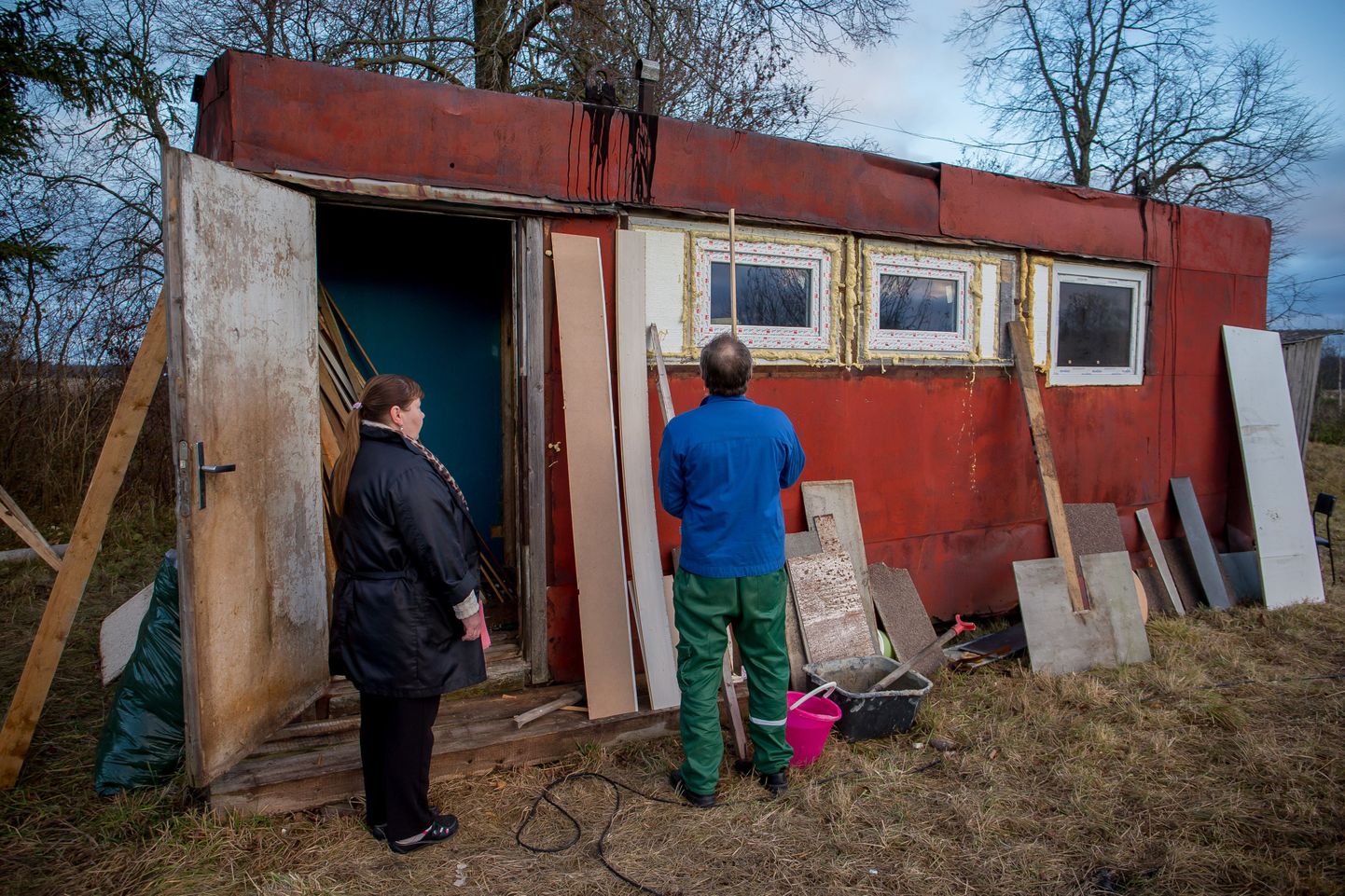 Viktor ja Svetlana Stetsenko kõrvalkrundil asuva soojaku ees, mis enne külmade tulekut elamisväärseks ehitada loodetakse.