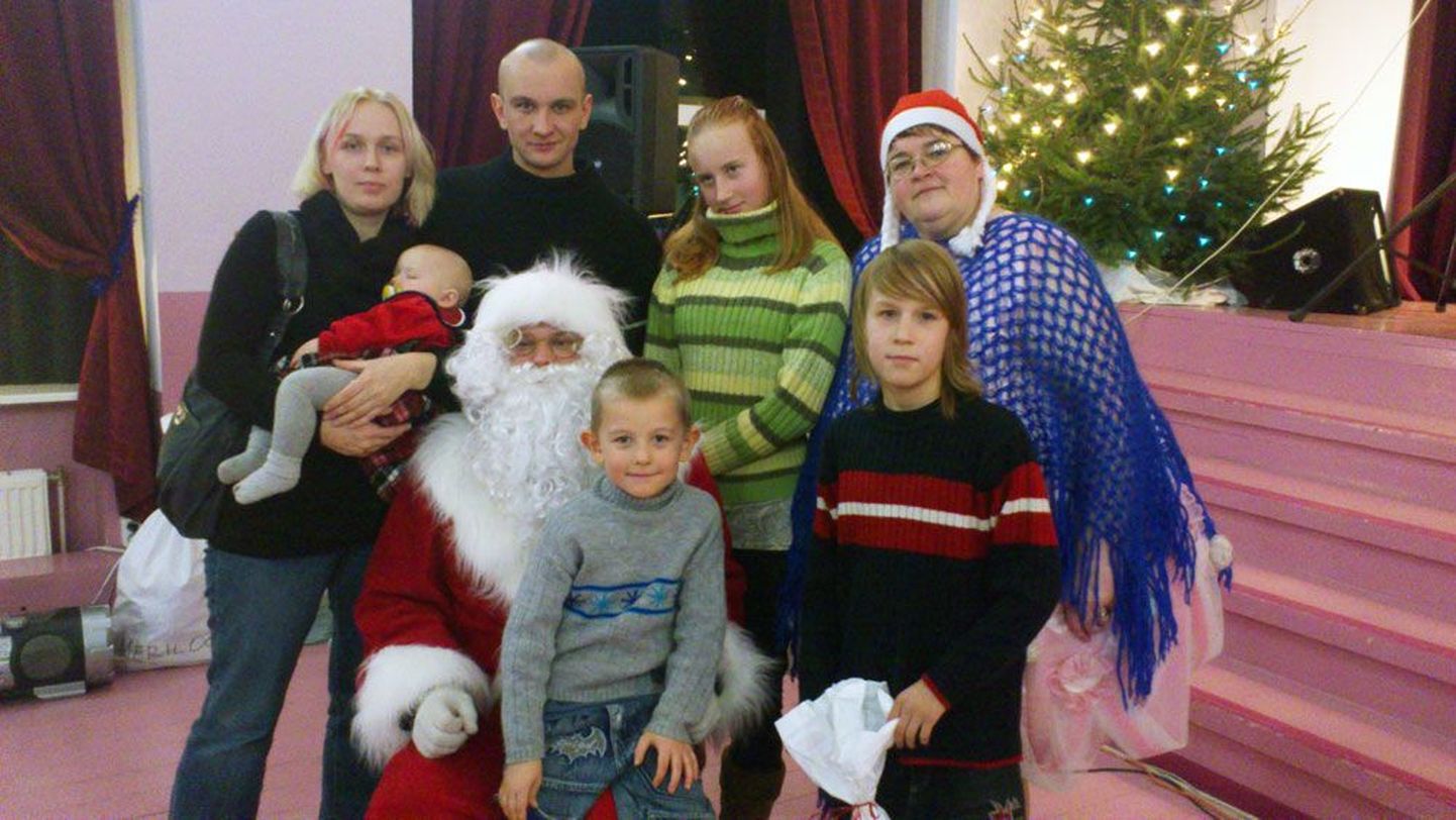 Perekond Suur eelmisel aastal Valgamaa suurperede jõulupeol: vasakult pereema Alla, süles Haily (1,6 a), pereisa Kristo, Stefi (13) ja all vasakult Keneth (7) ja Marcus (11).