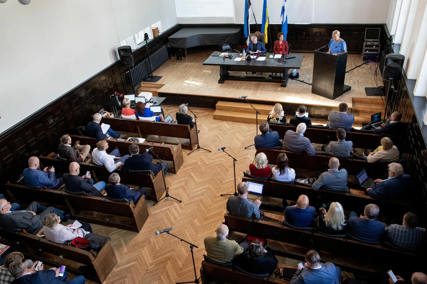 15. septembril loeti Pärnu linnavolikogu istungil ette neli umbusaldusavaldust, kahtluse alla pandi nii linnapea Romek Kosenkraniuse ja volikogu esimehe Andrei Korobeiniku kui volikogu piirkondliku arengu komisjoni esimehe Hillar Talviku usaldusväärsus.