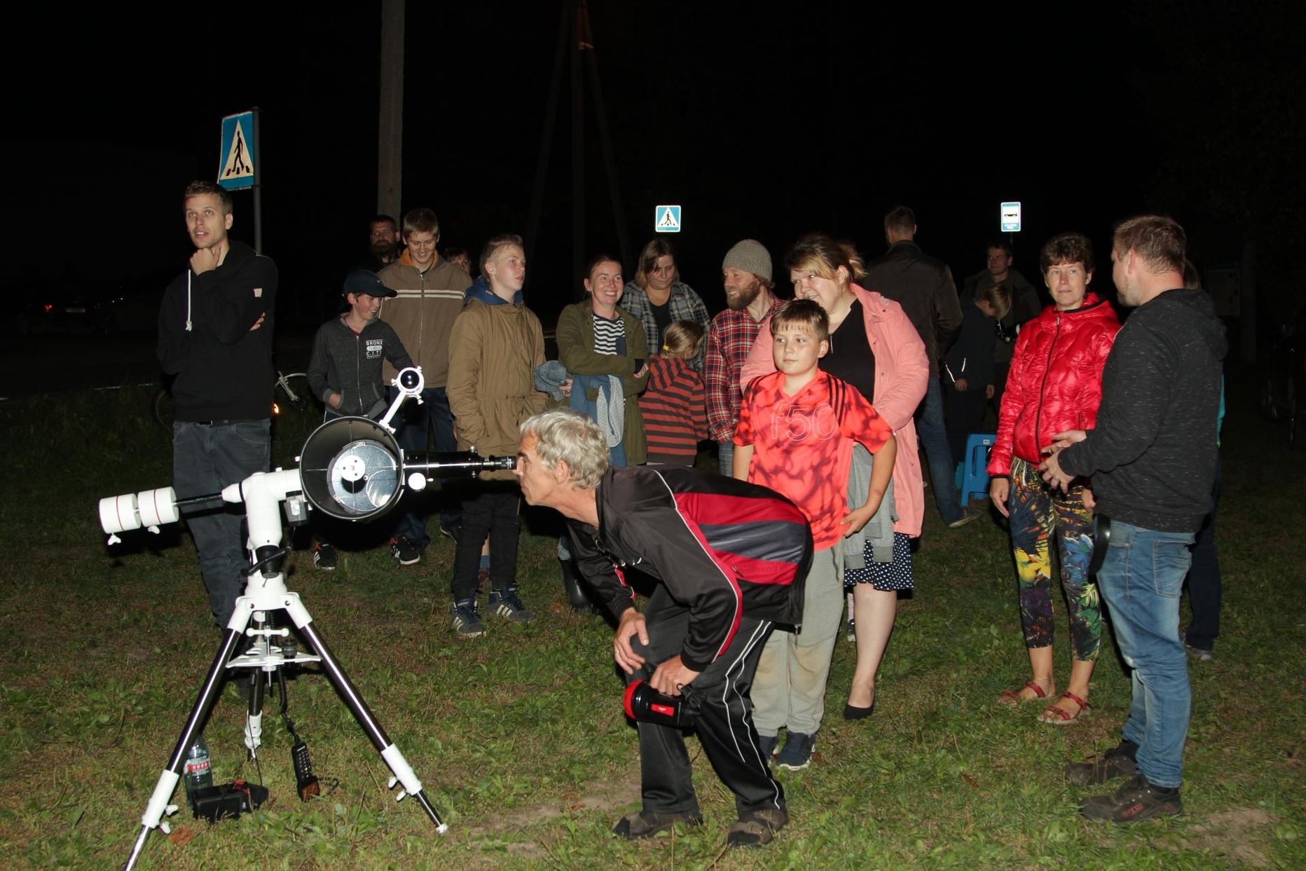 Taevavaatlusõhtu Lüllemäel, kus taeva saladusi tutvustasid  astronoom Taavi Tuvikene ning Taavi Niittee ja Elton Pullerits Tõrva astronoomiaklubist.