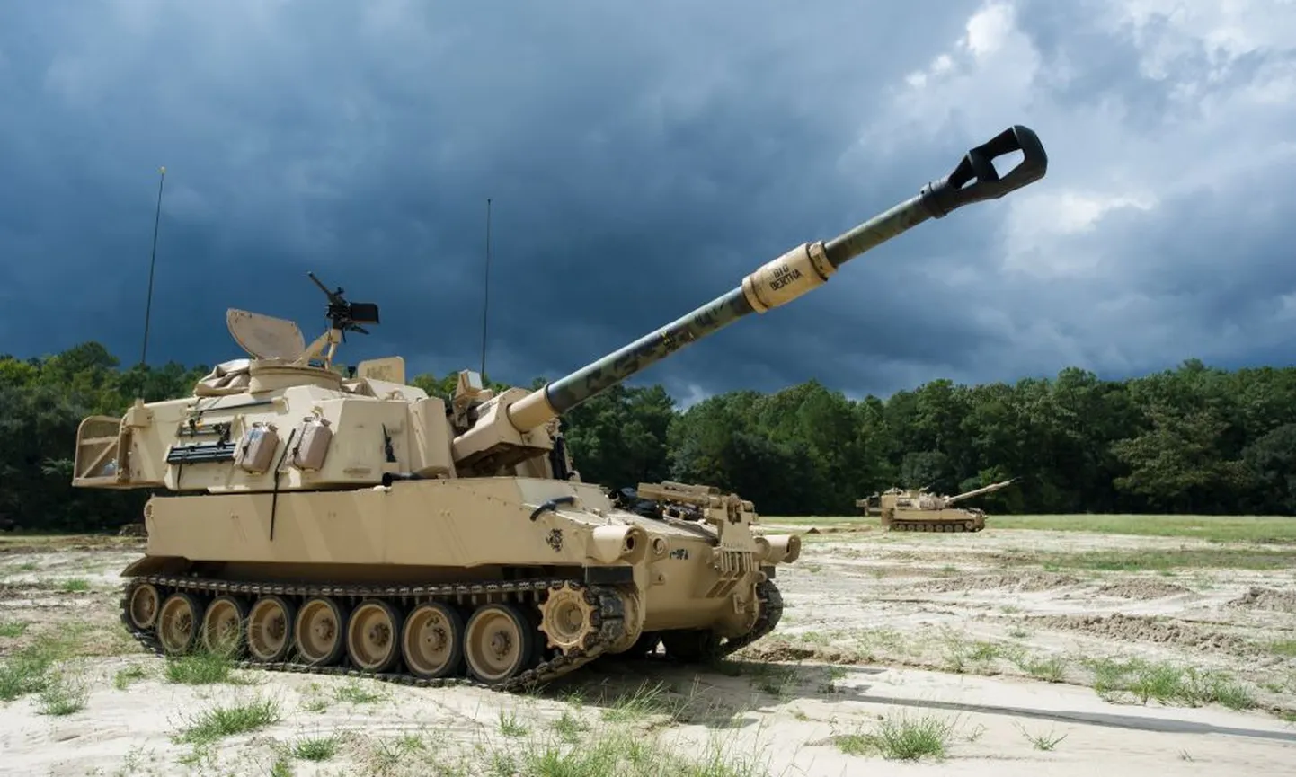 Pildil on praegu kasutuses olev USA iseliikuv kaugmaahaubits M109A6, mis suudab lennutada juhitava mürsu 40 kilomeetri kaugusele.