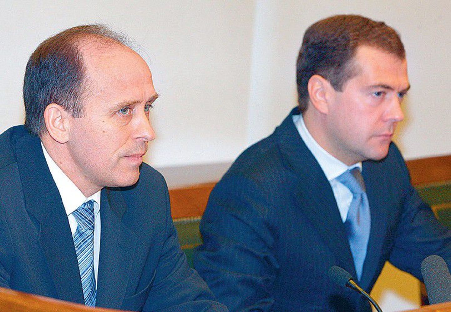 Venemaa föderaalse julgeolekuteenistuse FSB uus juht Aleksandr Bortnikov (vasakul) 13. mail, päev pärast ametissenimetamist koos president Dmitri Medvedeviga Moskvas FSB peakorteris.