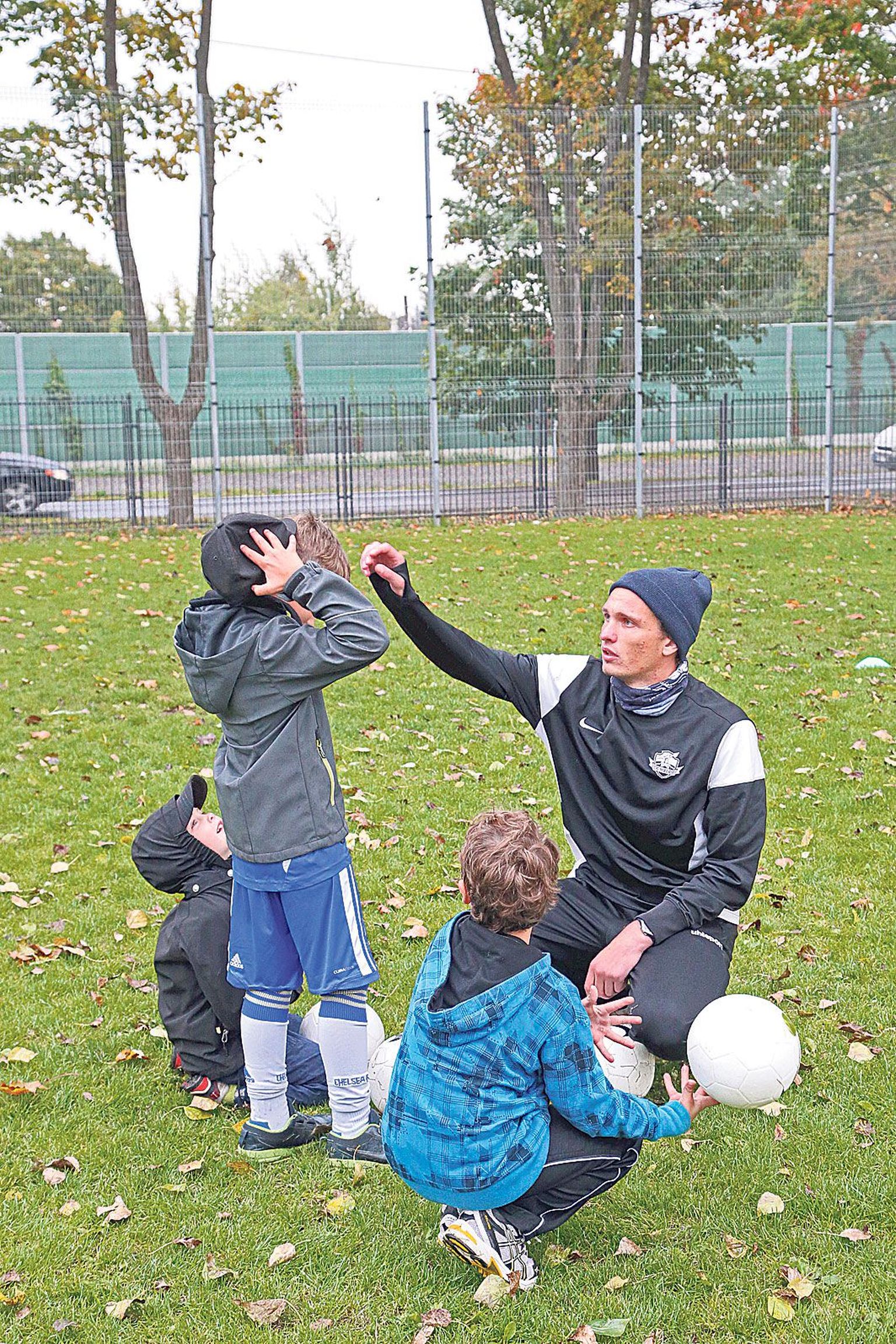 Jalgpalliklubi Welco peatreener Siim Valtna juhendas teisipäeval Tamme staadioni harjutusväljakul laste trenni. Valtna peab tähtsaks, et iga laps saaks piisavalt tähelepanu.