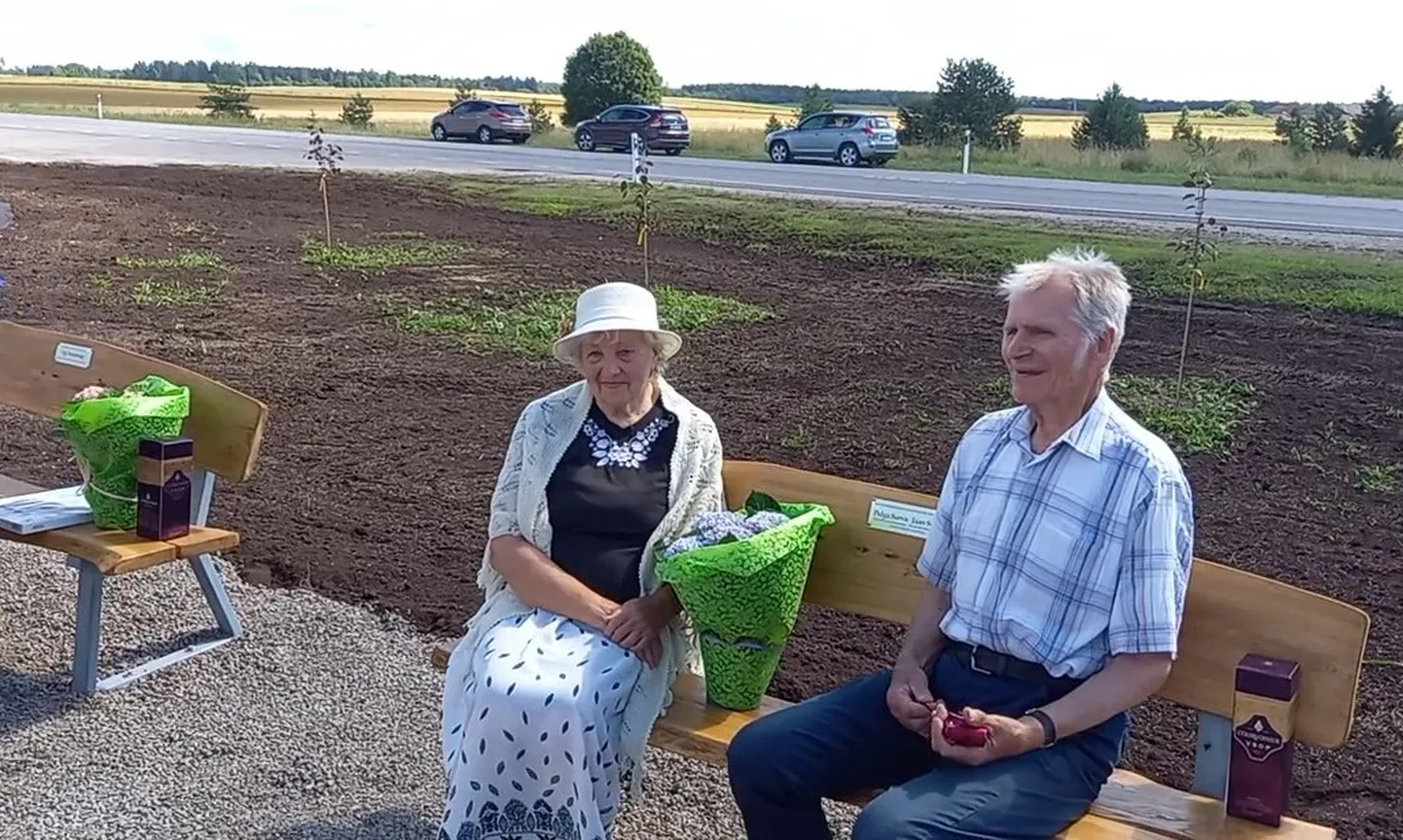 Atsalama koori asutajatel Helga ja Jaan Surval on nüüd oma pink. Selle kõrval on pühenduspink Ege Roosimägile, kes on olnud aastakümneid Atsalama ja Pagari kultuurielu eestvedaja.
