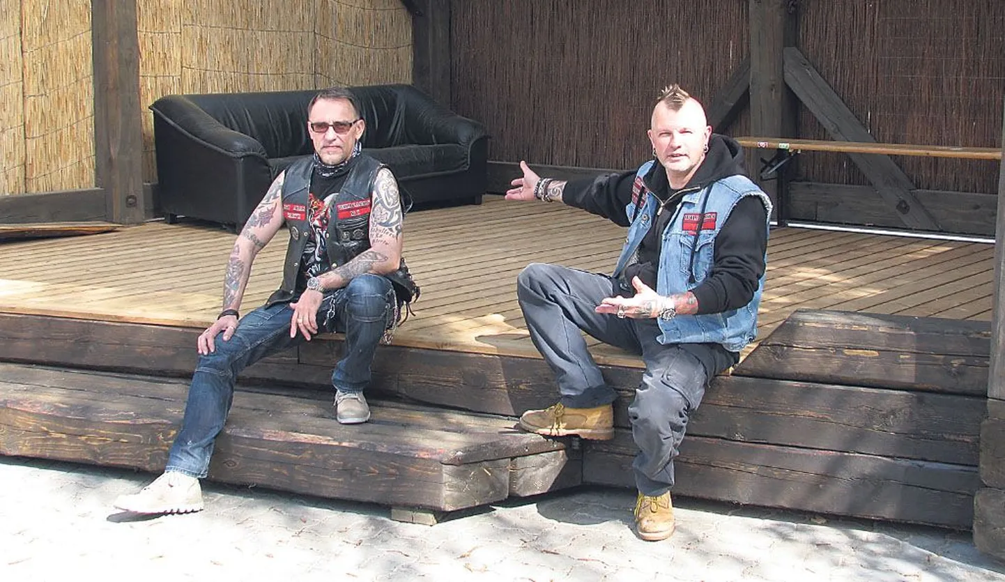 Gunnar Soone ja Andres Mathiesen ehitasid motoklubi Wildcards hoovi välilava, millel toimub laupäeval südaööni kestev kontsert.