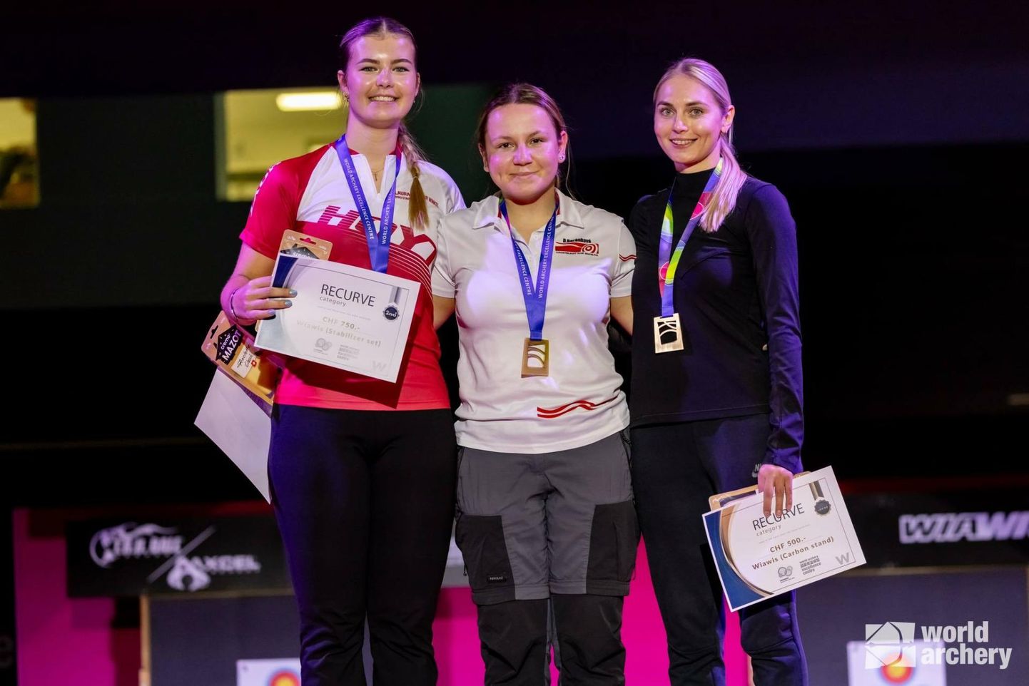 Maailmakarikaetapi esikolmik: Denisa Barankova (Slovakkia), Laura van der Winkel (Holland), Reena Pärnat (Eesti).