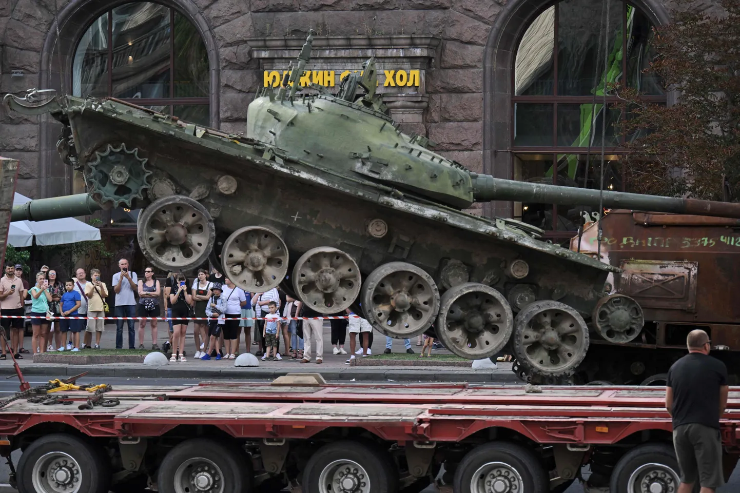 На улицах Киева выставлены уничтоженные российские танки