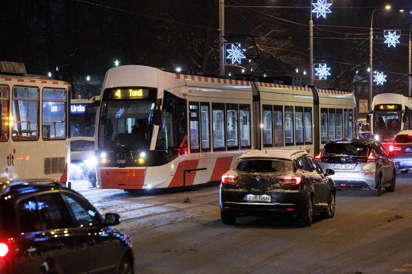 В конце прошлого года из-за аварии, произошедшей возле Эстонского драматического театра, было прервано движение трамваев на Пярнуском шоссе.