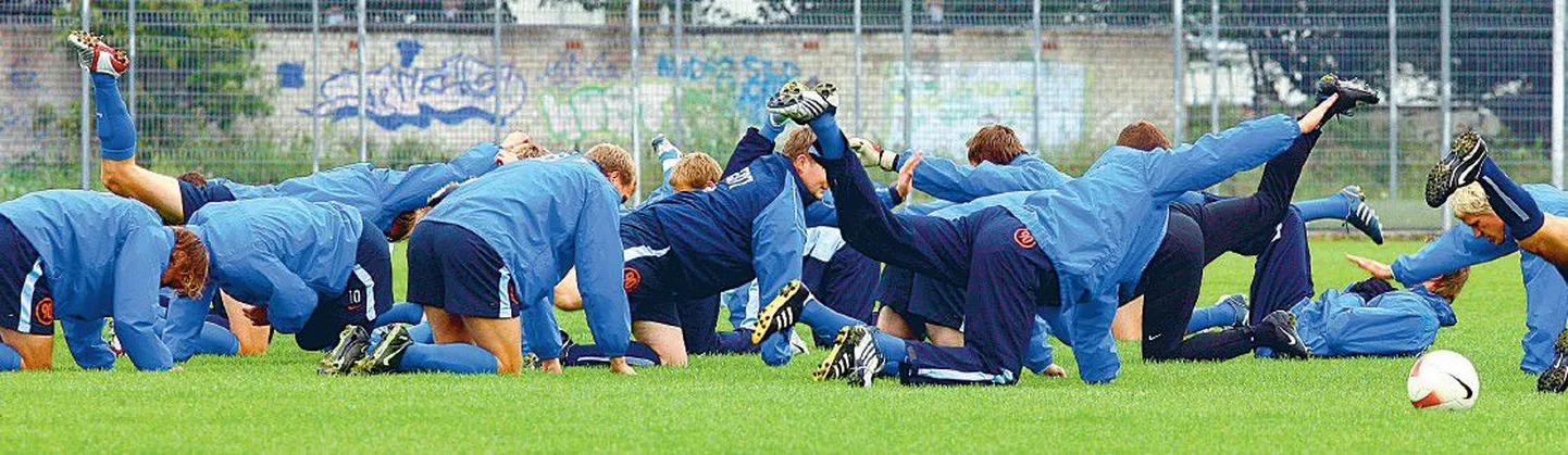 Eesti jalgpallikoondislased treeningul.