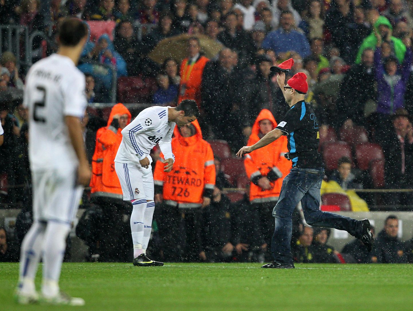 Jimmy Jump jooksis väljakul Cristiano Ronaldo suunas.