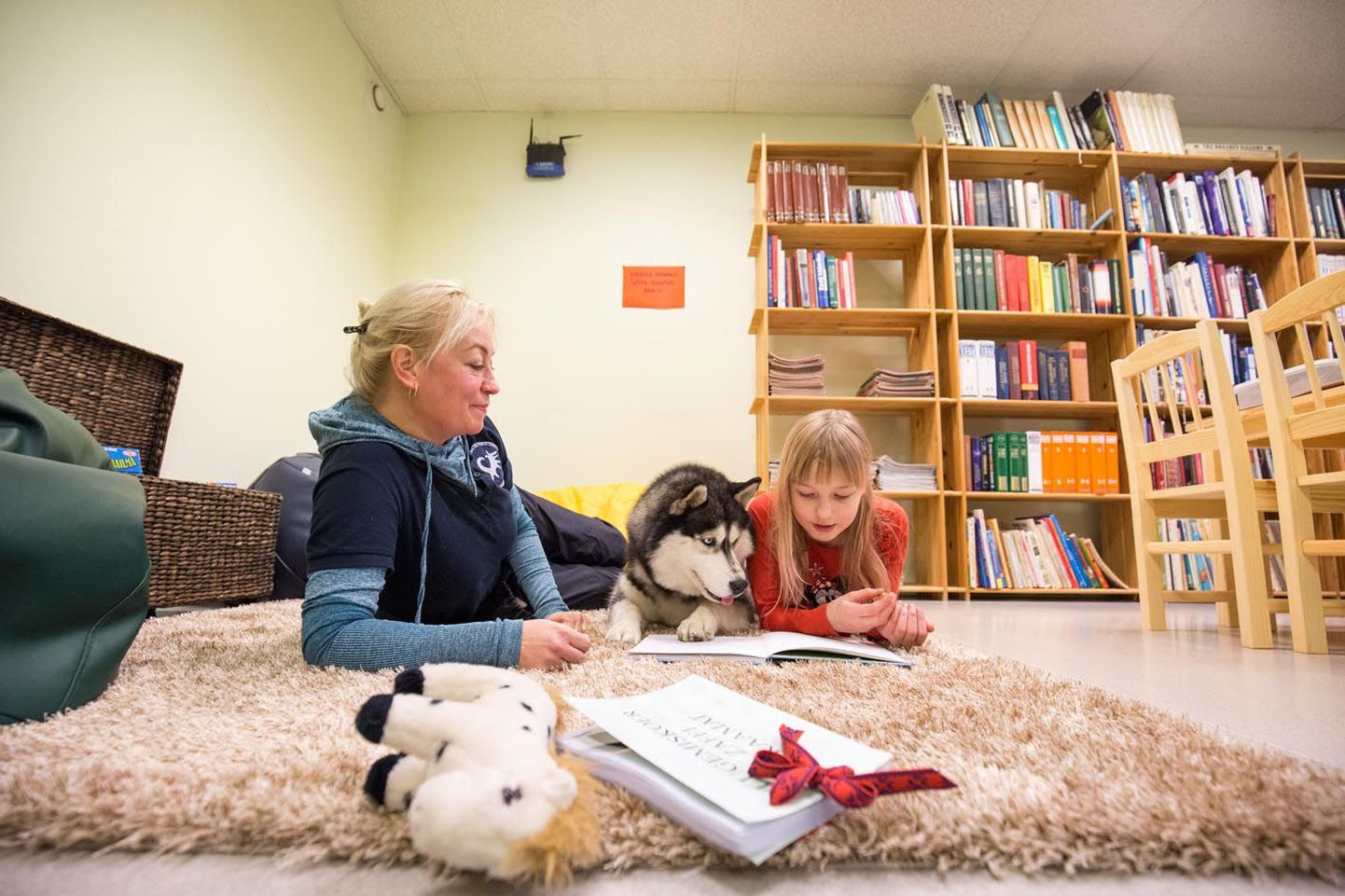 Türilane Reelika Marrandi on rõõmus, et raamatukogu haakus mõttega innustada lapsi lugema koeraga, tema teeb seda oma Zaffiga, kellel selleks litsents ette näidata. Pildistamise tarvis loeb koerale ette Türi põhikoolis teises klassis õppiv Elisabeth.
