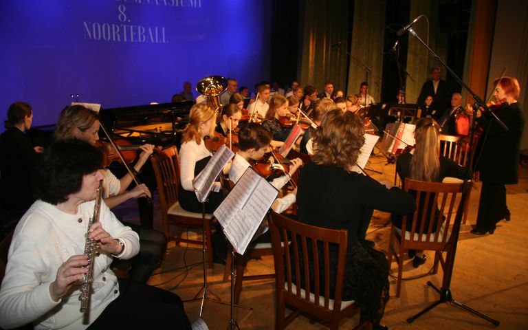 Elav muusika ja orkester loovad ballil erilise õhkkonna.