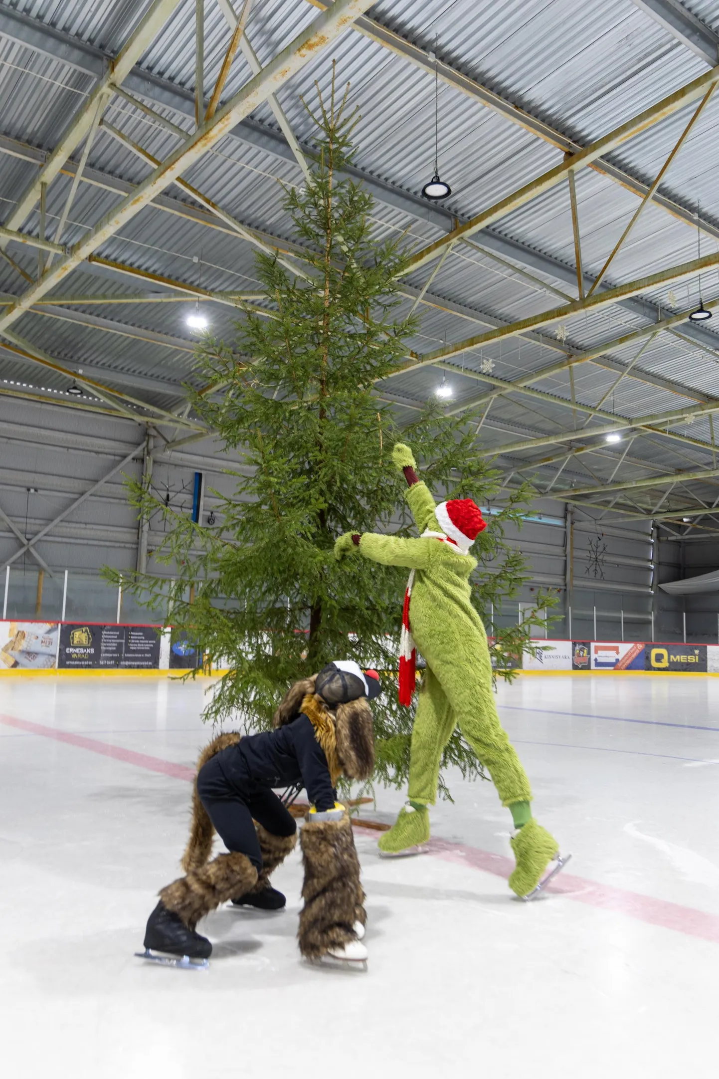 Pühapäeval etendub Viljandi jäähallis jõululugu "Grinch". Pilt on tehtud reede lõunal proovis.