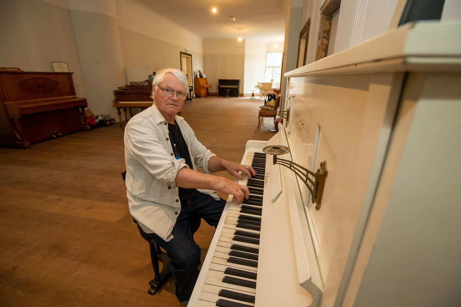 Alo Põldmäe laskis eile Holdre lossis klaverinäitusel kõlada Astroni valgel pianiinol.