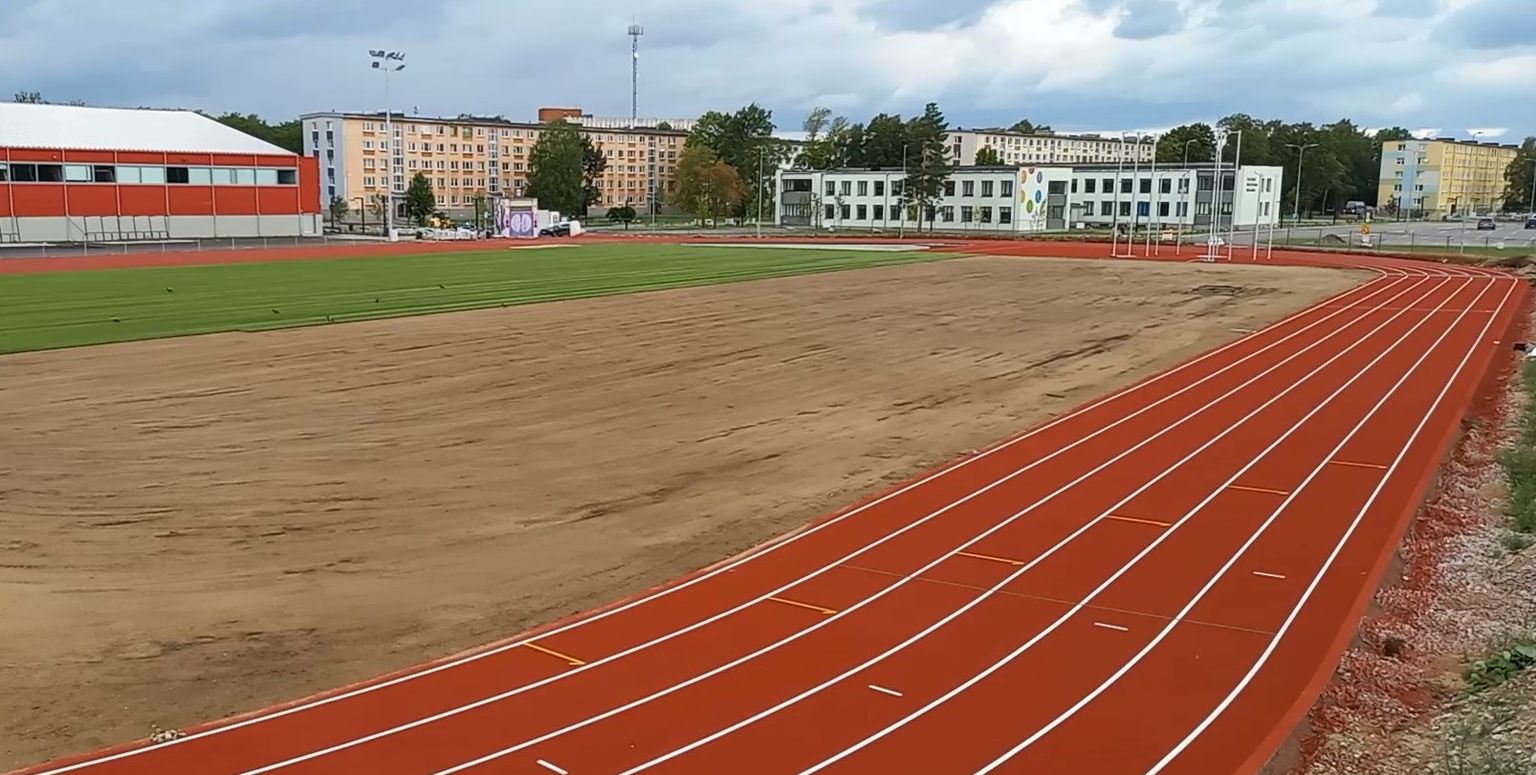 Jõhvis uuel staadionil on jooksurajad valmis ja jalgpalliväljakul pool eelkasvatatud murust paigaldatud.