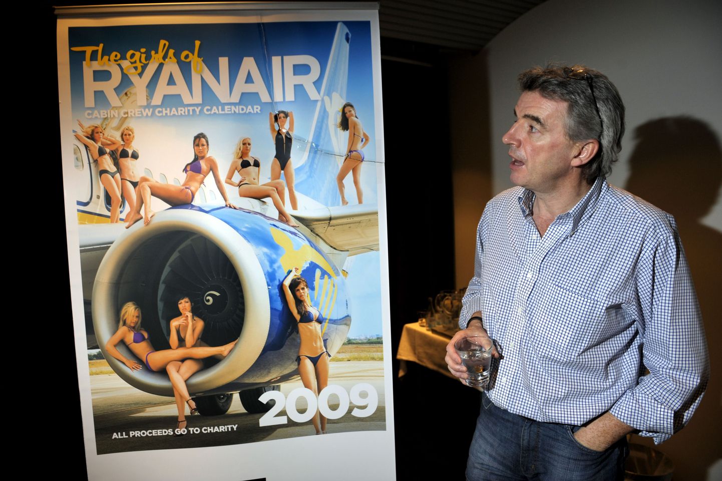 Ryanairi esindaja Michael O`Leary uut kalendrit tutvustamas