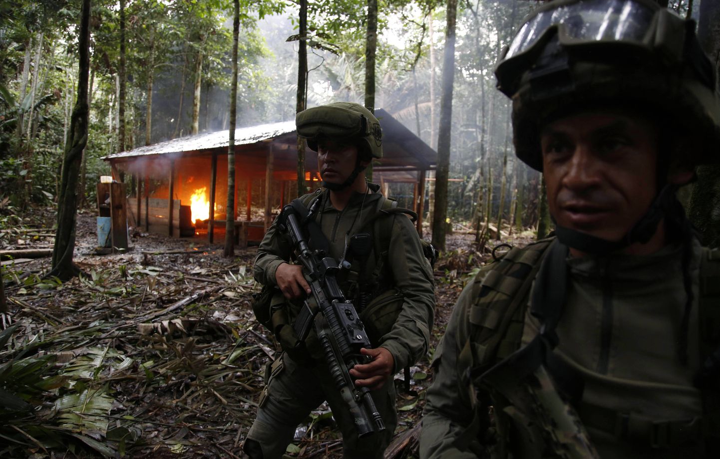 Brazīlijas policija dedzina narkotiku laboratoriju mežā