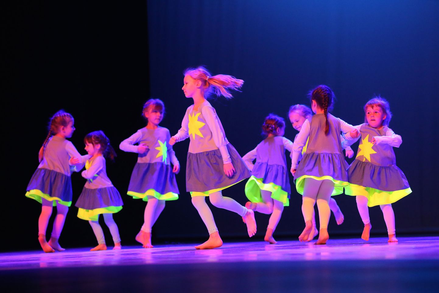 Just tantsukool on ikka ja jälle osalenud võistlusel "Koolitants", mille tänavuses piirkondlikus eelvoorus esines selle kooli väikeste tantsijate rühm tantsuga "Tähtede trall".