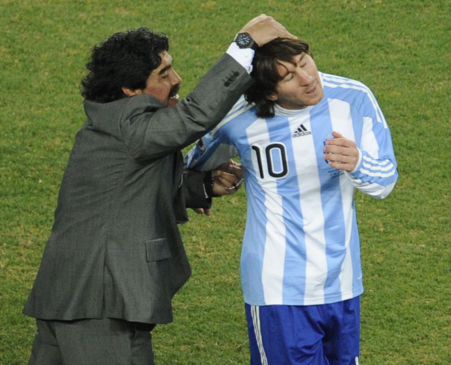 Lionel Messi (paremal) ja Diego Maradona 2010. aasta MMil