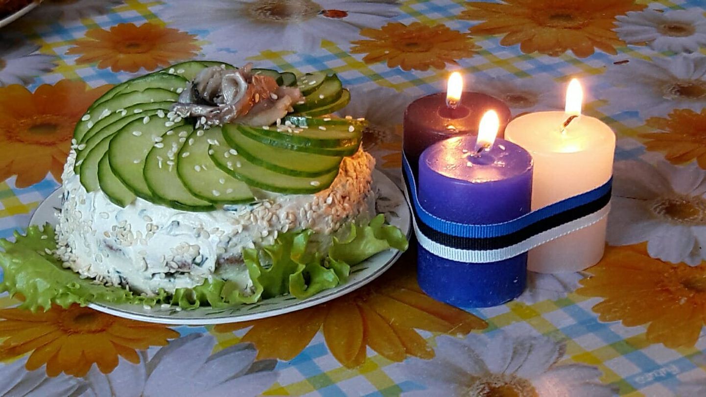 Vabariigi aastapäevaks valminud soolane tort Võrumaa hobikokk Anita Ilvese kodus. Veebruar 2018.
