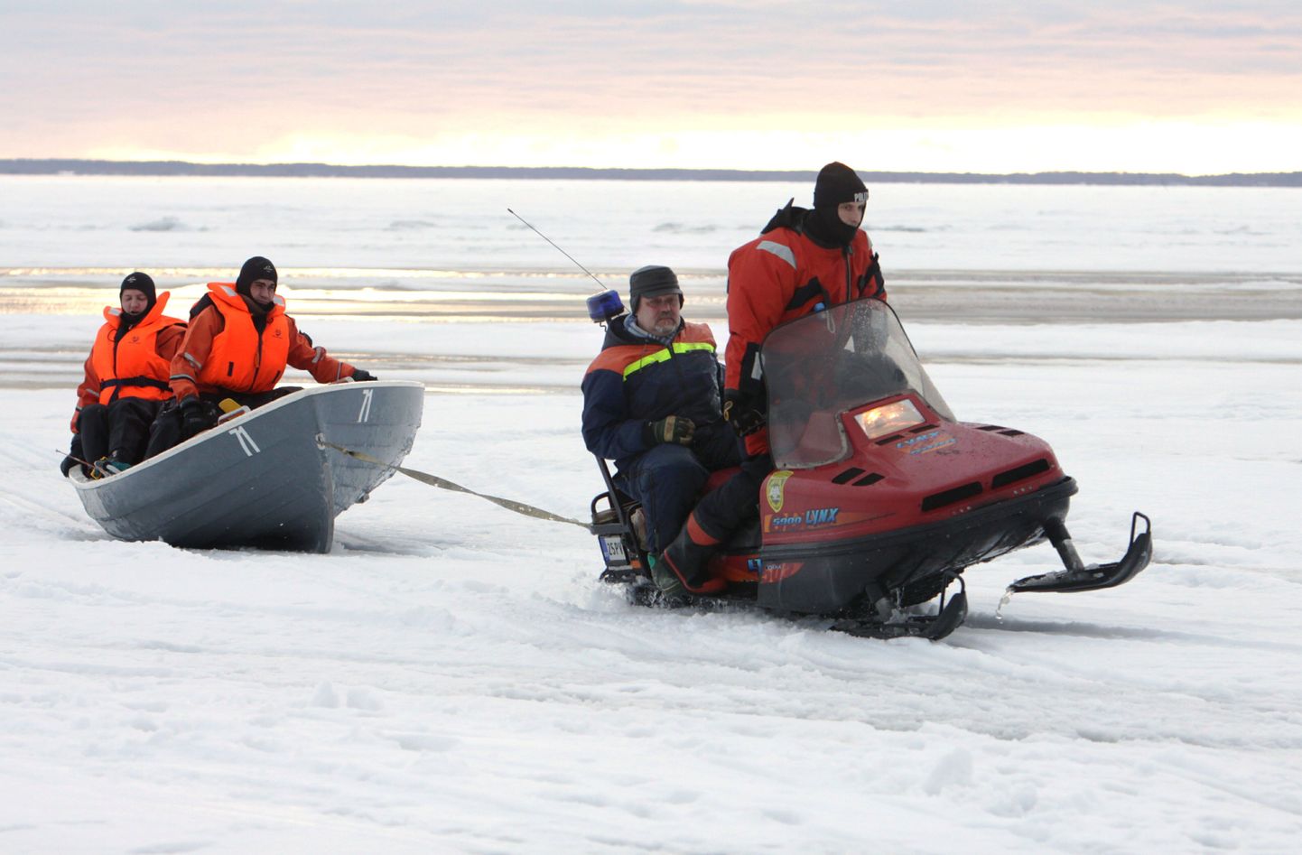 Päästjad ja piirivalvurid päästsid Pärnu lahel kaldast umbes kilomeetri kaugusel lahti murdunud jääpangale lõksu jäänud 52aastase Vladimiri.