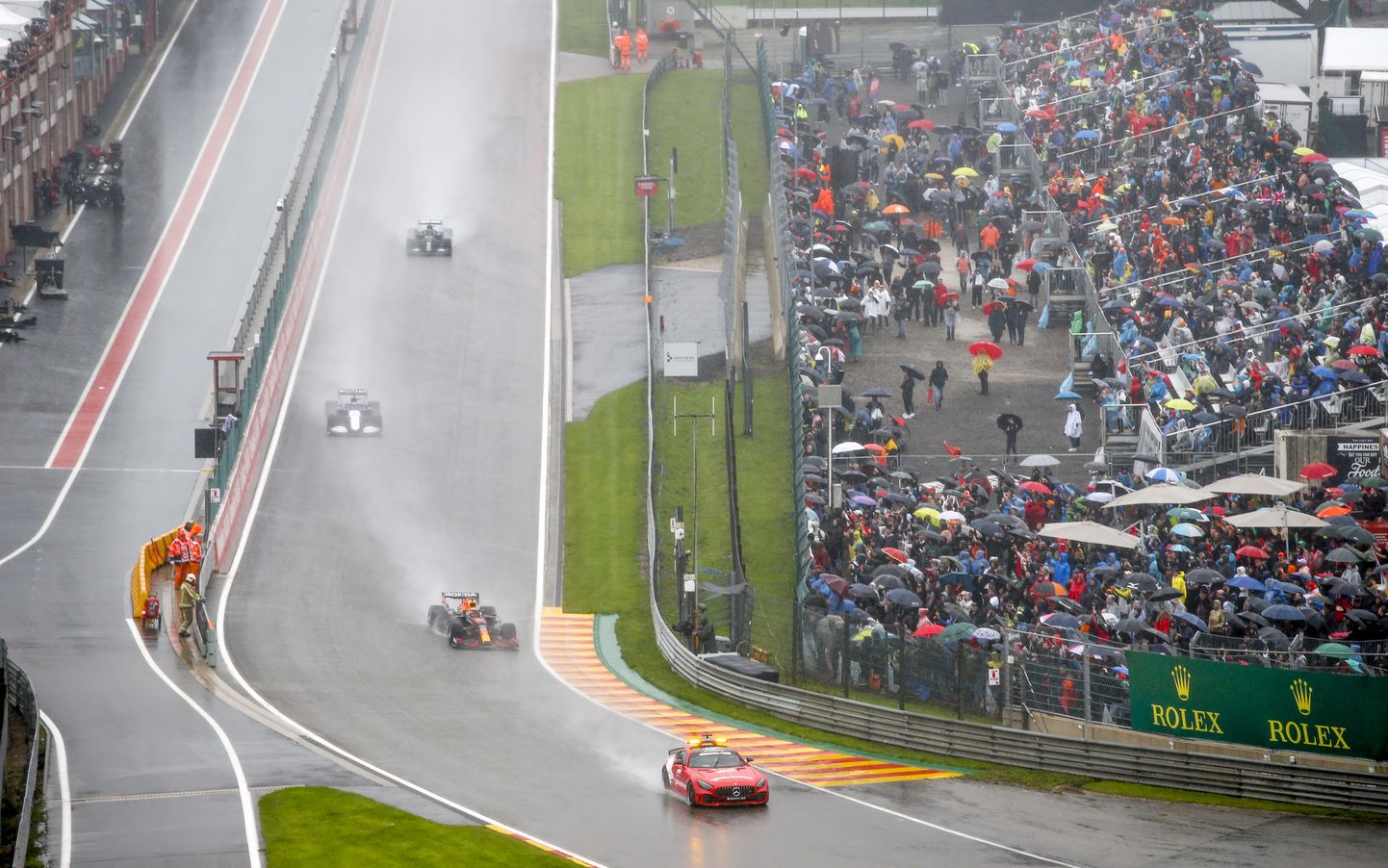 F1 vormelid sõitmas Spa ringrajal ohutusauto järel.