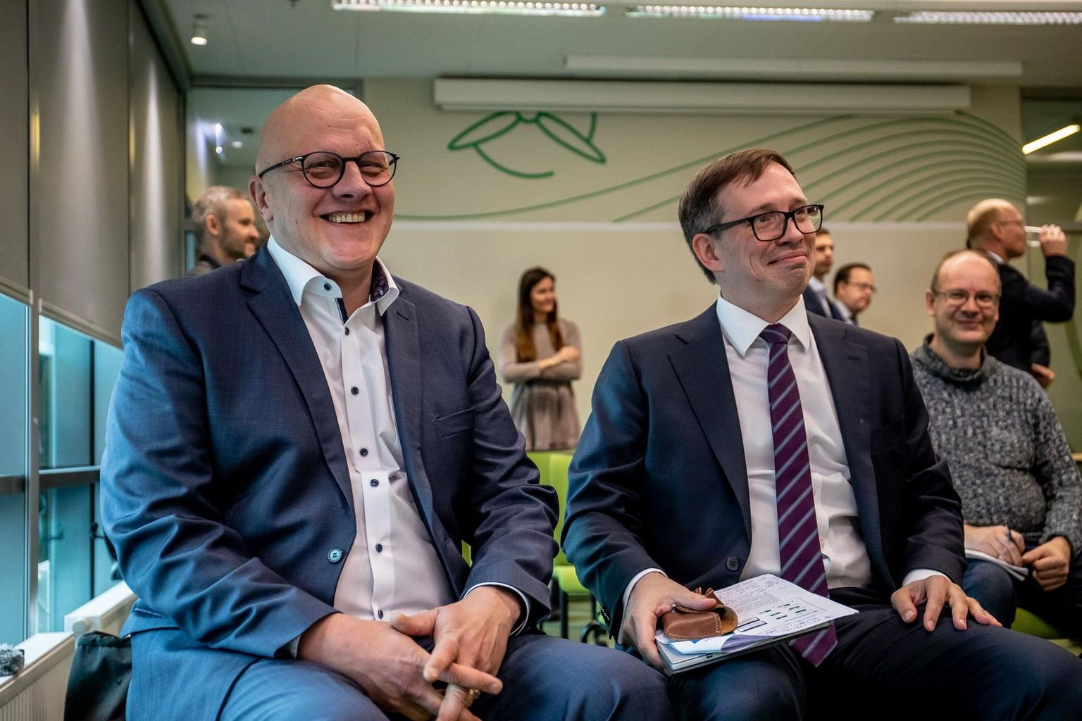 Enefit Greeni juht Aavo Kärmas (vasakul) ja finanstjuht Veiko Räim pressikonverentsil, kus ettevõte teatas plaanist aktsiad Tallinna börsil noteerida. Aktsiate märkimine algab juba nädala pärast.
