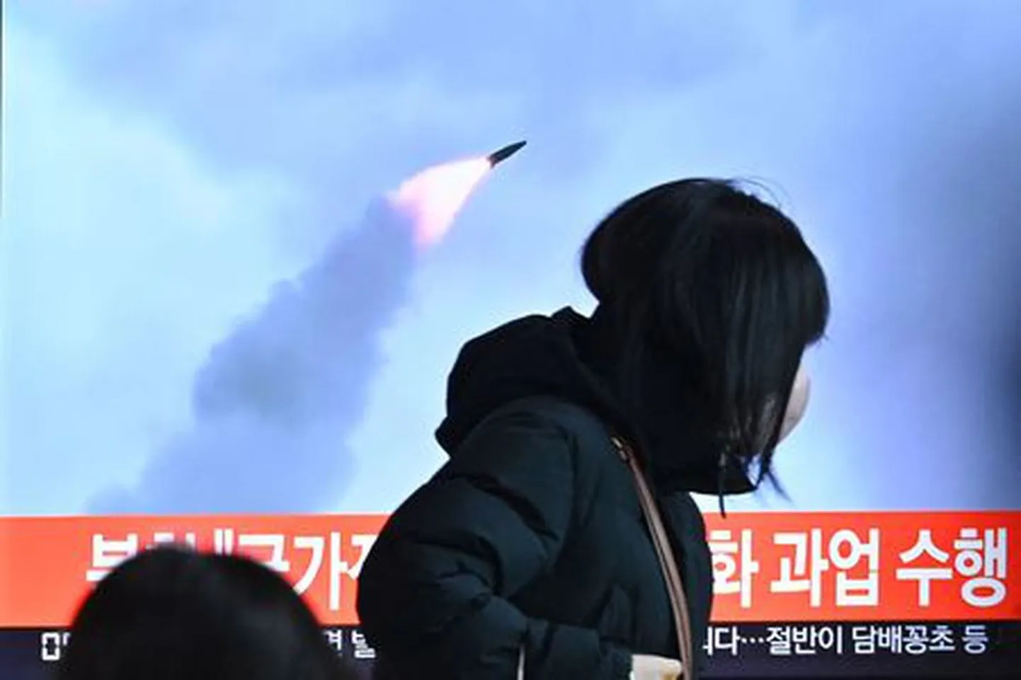 Lõuna-Korea pealinnas Soulis kajastatud telepilt Põhja-Korea raketist.