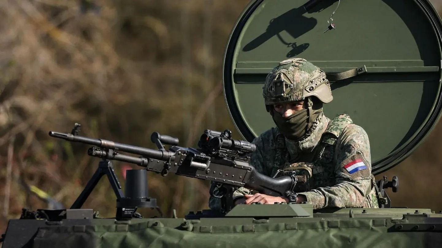 В Европе проходят многочисленные учения, на которых военные разных стран проходят слаживание в рамках многонациональных контингентов (на снимке — солдат из Нидерландов)