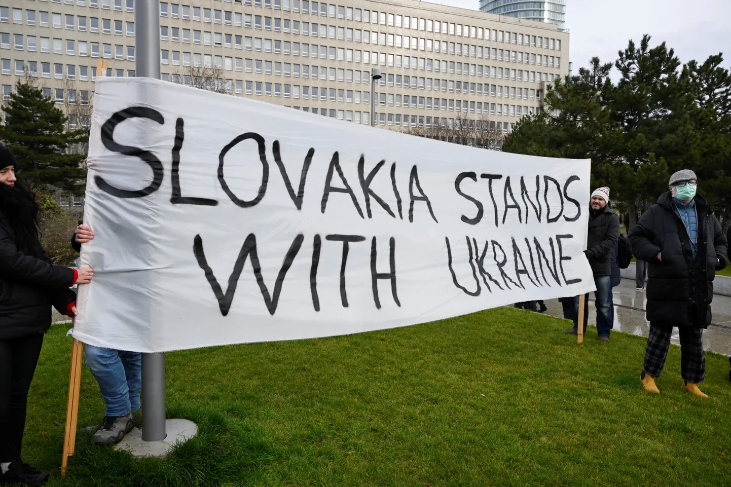 Надпись на плакате: "Словакия с Украиной"