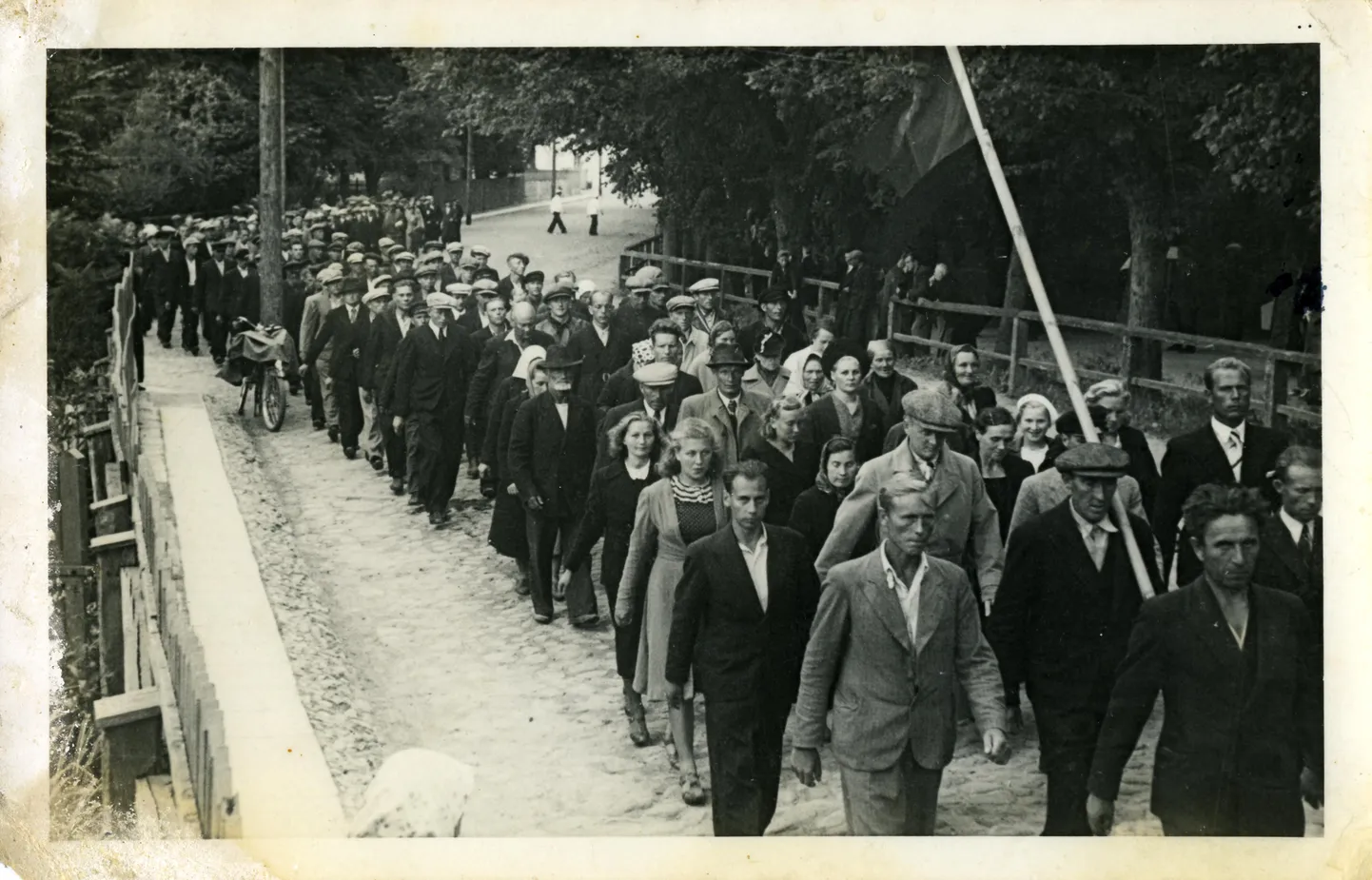 TEEL HELGEMA TULEVIKU POOLE: Demonstratsioon Kuressaares 7. augustil 1940.  
Esiplaanil Aste lennuväebaasi ehitajad.
SAAREMAA MUUSEUM
