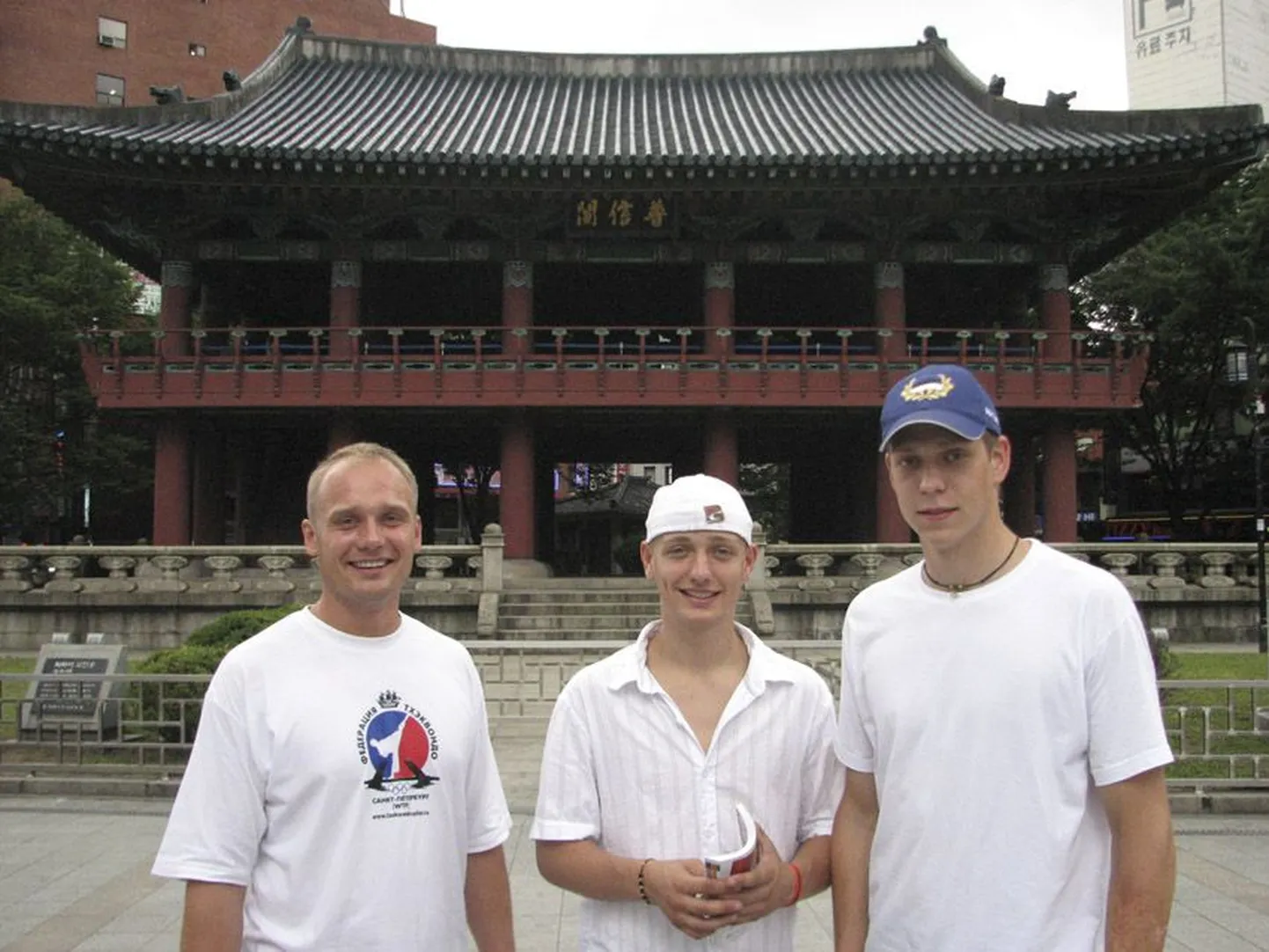 SK Chirisan treener Ruslan Smirnov (vasakult) ning tema õpilased Marko Levtšenko ja Sten Anslan Soulis taekwondo pargis.