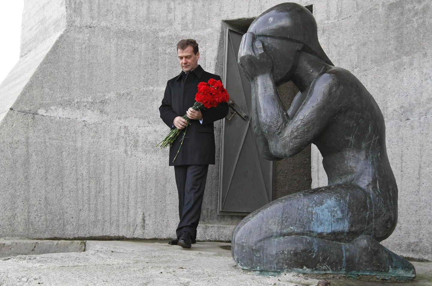 Venemaa president asetamas lilli stalinismiohvritele.