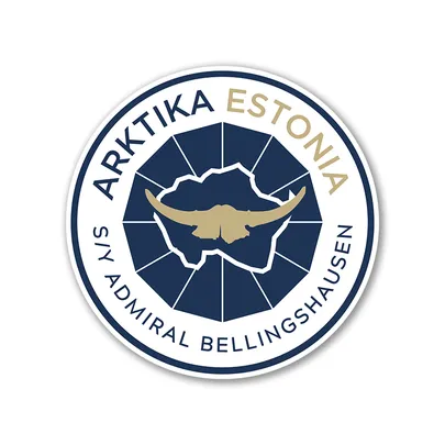PEALUU: Arktika ekspeditsiooni logo on sarnane Antarktika200 logoga. Sellel on näha Arktika kontuur ning Tartu loodusmuuseumis asuv ürgpiisoni pealuu, mis on toodud Alaskalt Eschscholtzi lahe kandist baltisaksa loodusteadlase Johann Friedrich Eschscholtzi poolt, enne kui Alaska USA-le müüdi. Nimelt osales Johann Friedrich Eschscholtz Otto von Kotzebue kahel ümbermaailmareisil.