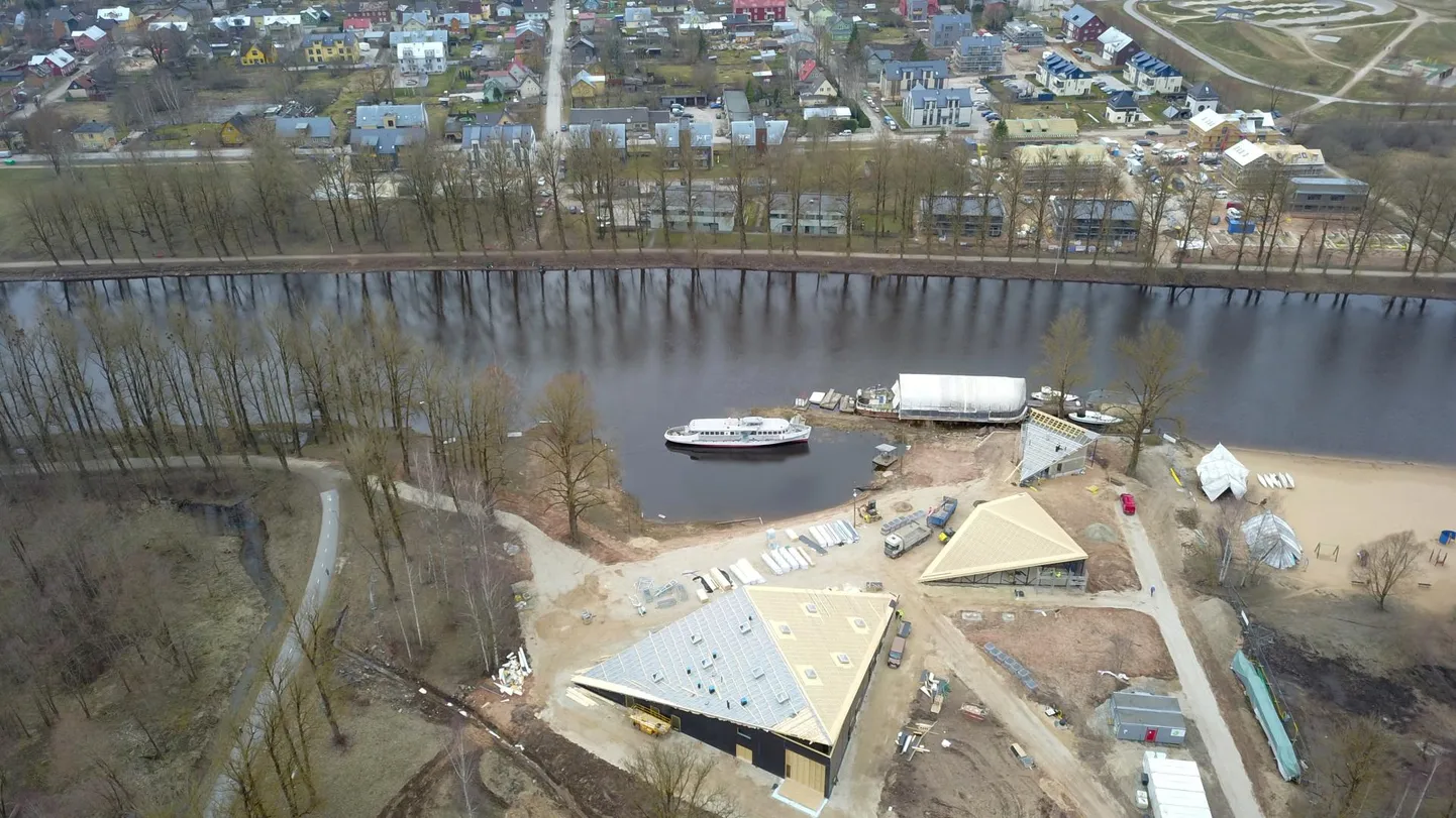 Emajõe kaldal valmib kolmes hoonest koosnev kompleks, kuhu tuleb lodjakoda (vasakult), varjualune alustele ja vetelpäästehoone.
