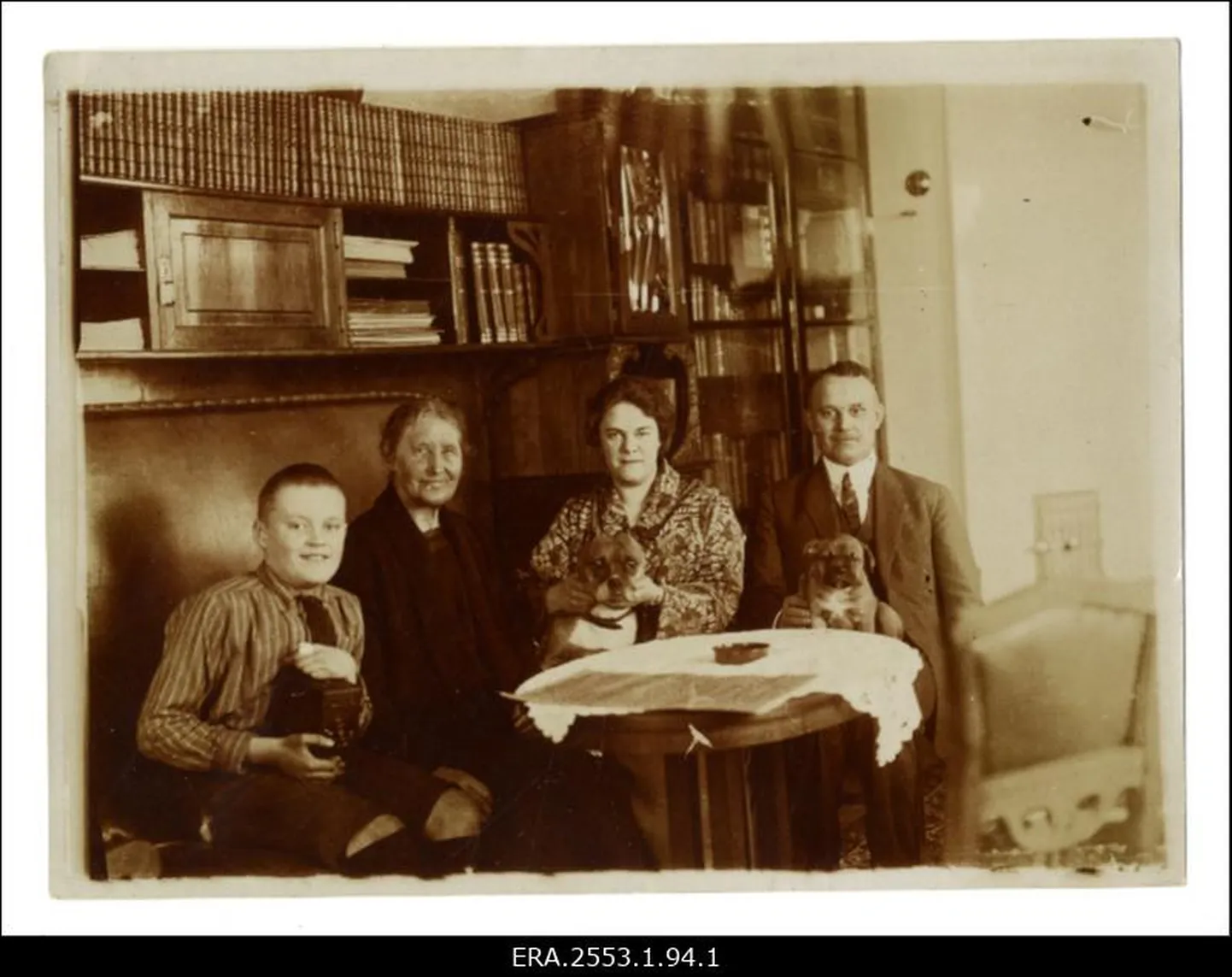 Kindral Johan Laidoner perekonnaga. Pildil paremalt: Johan Laidoner, tema abikaasa Maria, ema Mari ja poeg Michael (ka Mihail).