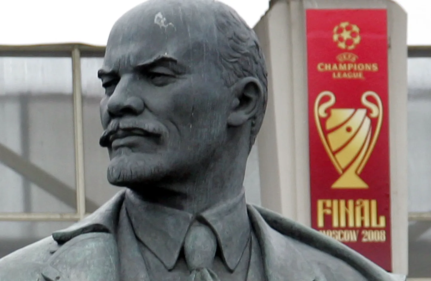 Pildil on Lenin kuju Moskva Lužniki staadioni juures.