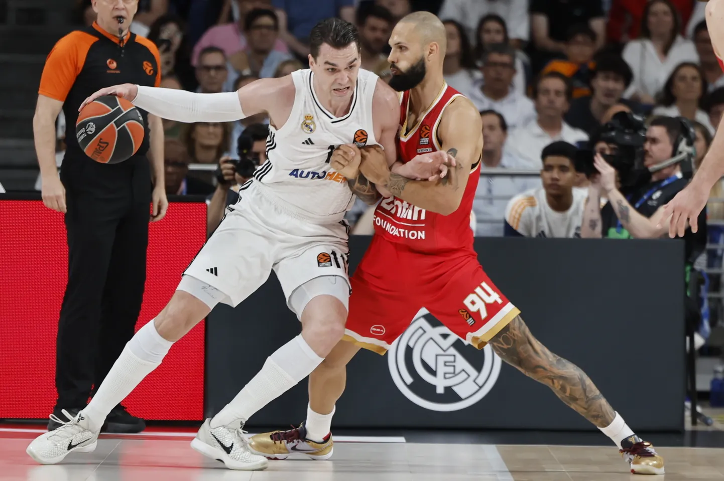 Real Madridi mängija Mario Hezonja (vasakul) ründab Olympiacose korvi, kaitses tegutseb Evan Fournier.