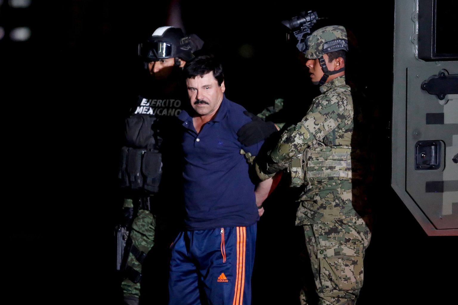 Joaquin "El Chapo" Guzman jaanuarikuus sõdurite valve all.