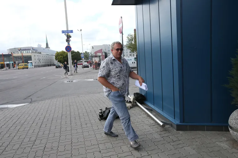 Hillar Teder täna Tallinna Sadama peakontori ees.