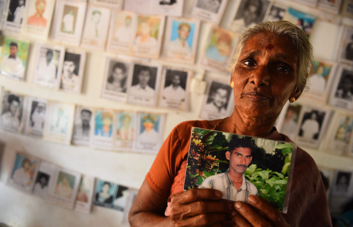 Sri Lanka tamili rahvusest naine koos pildiga kodusõjas kadunuks jäänud sugulasest.