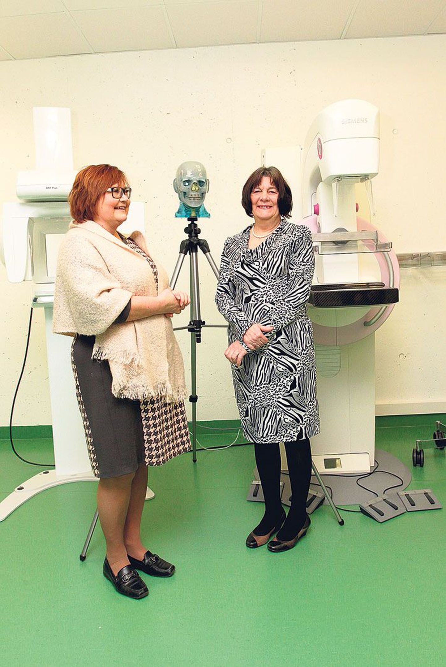 Radioloogiatehnikute õppekava juht Zinaida Läänelaid (vasakul) koos Iirimaalt tulnud tunnustatud kiiritusraviõpetaja Mary Coffeyga tervishoiukõrgkooli õpperuumis.