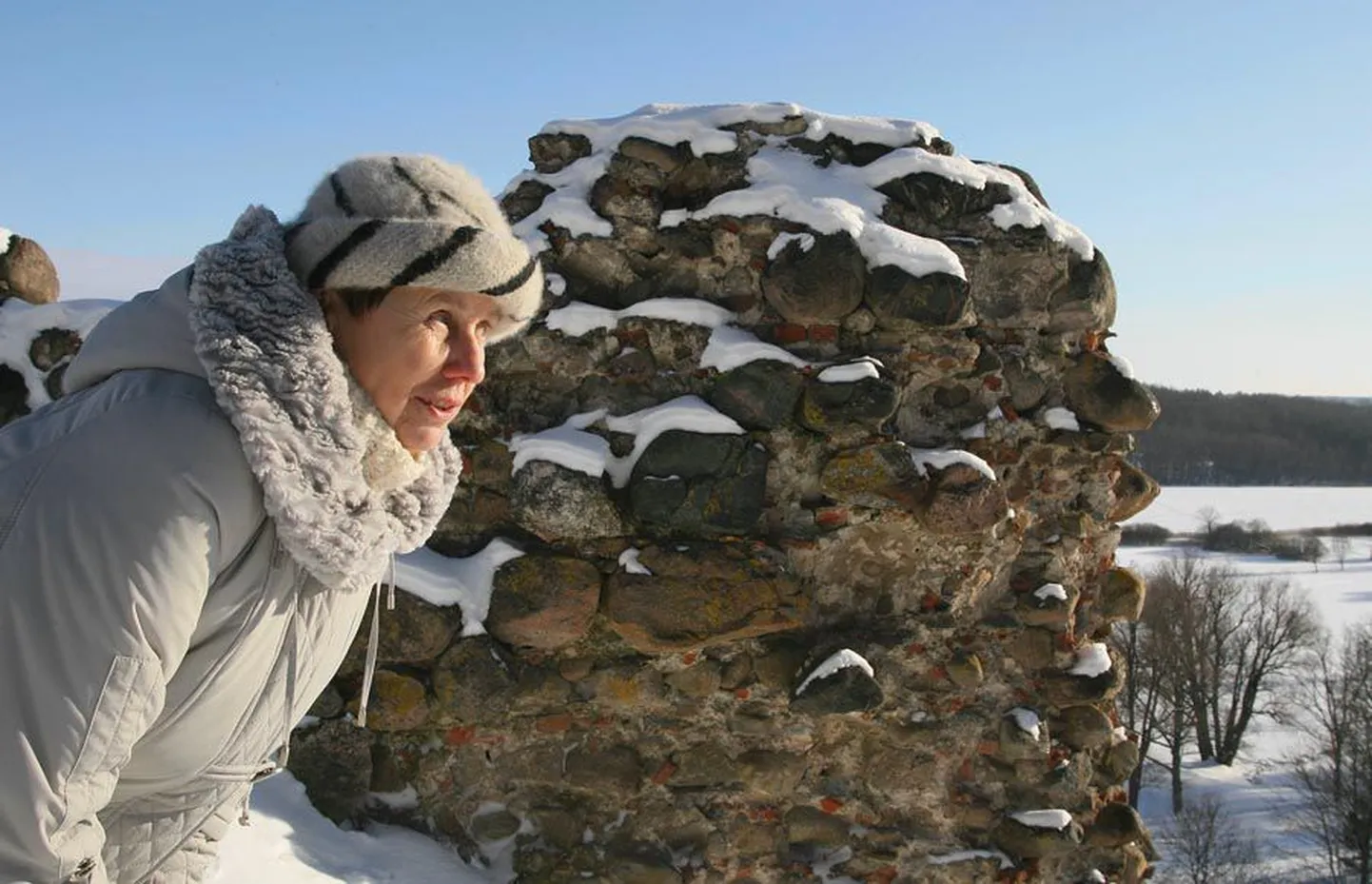 Anne Kivi ütlemist mööda on ühtlase temperatuuriga talv olnud Viljandi ordulossi varemetele üle aastate üks soodsamaid.