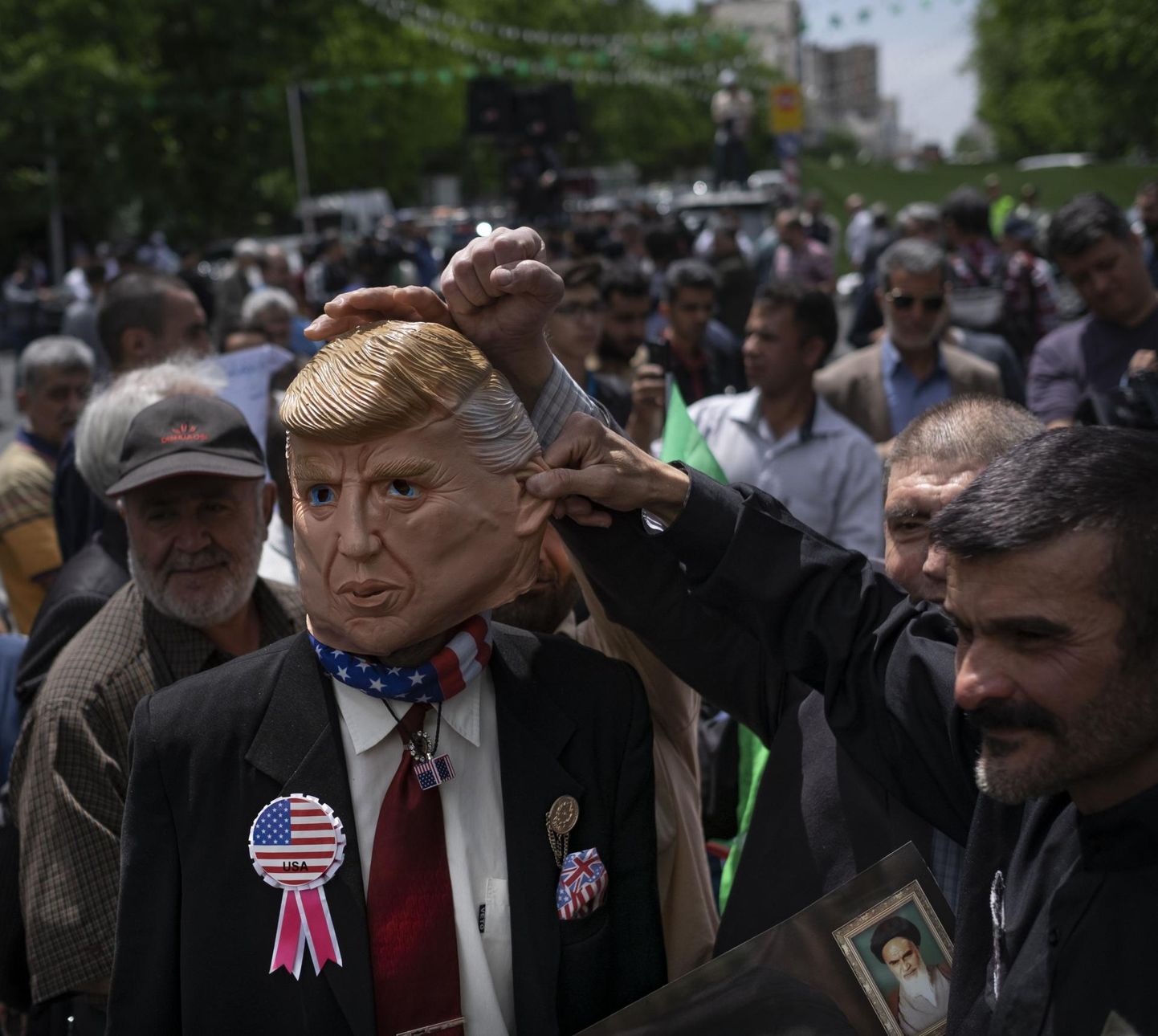 Iraani meeleavaldaja Teheranis sakutab USA presidendiks Donald Trumpiks maskeerunud meest. 