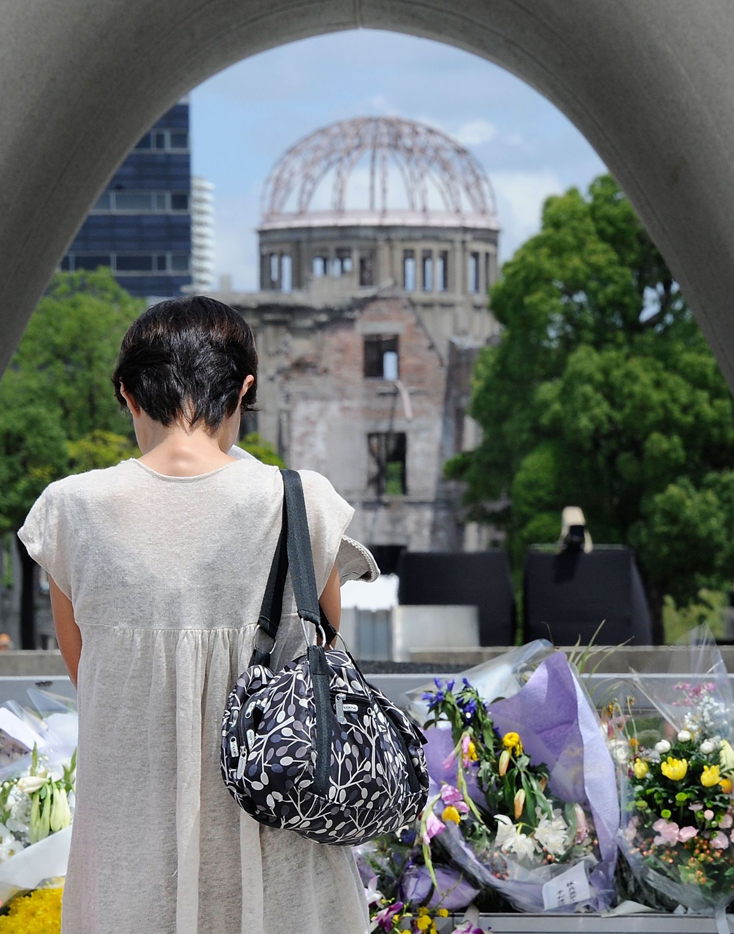 Naine palvetamas Hiroshima rahumemoriaali juures