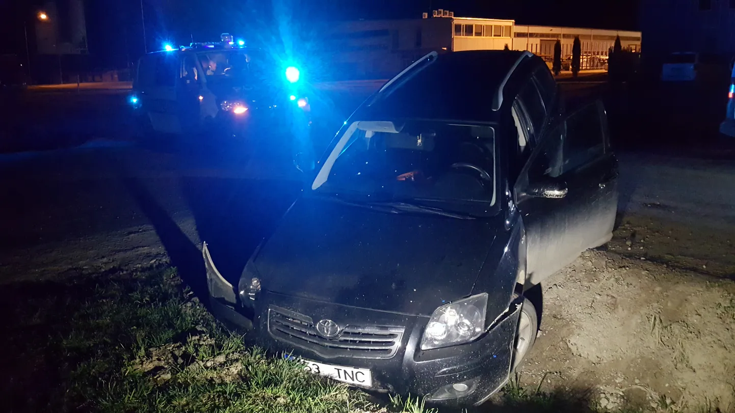 Naine sõitis autoga kraavi.